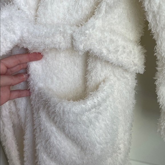 ULTA Fuzzy Robe - Picture 14 of 14
